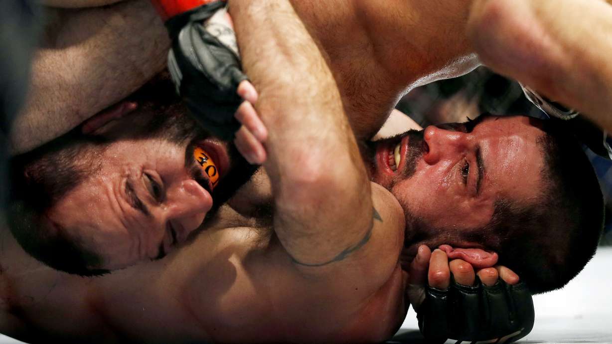 Dos Anjos beats Pettis, takes lightweight title at UFC 185