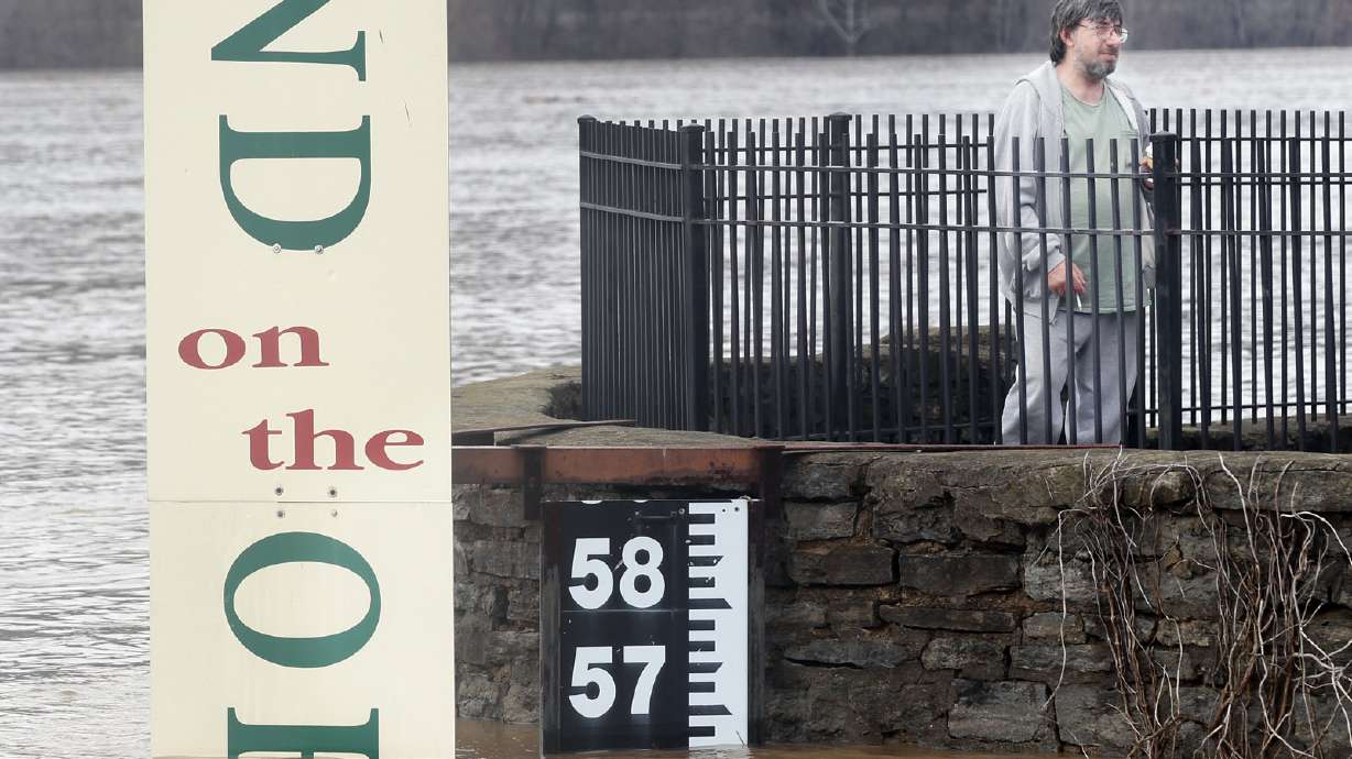 Ohio River crests at highest level since '97, hazards remain