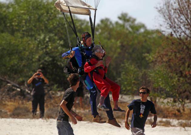 Sudafricana festeja sus 100 años saltando con paracaídas