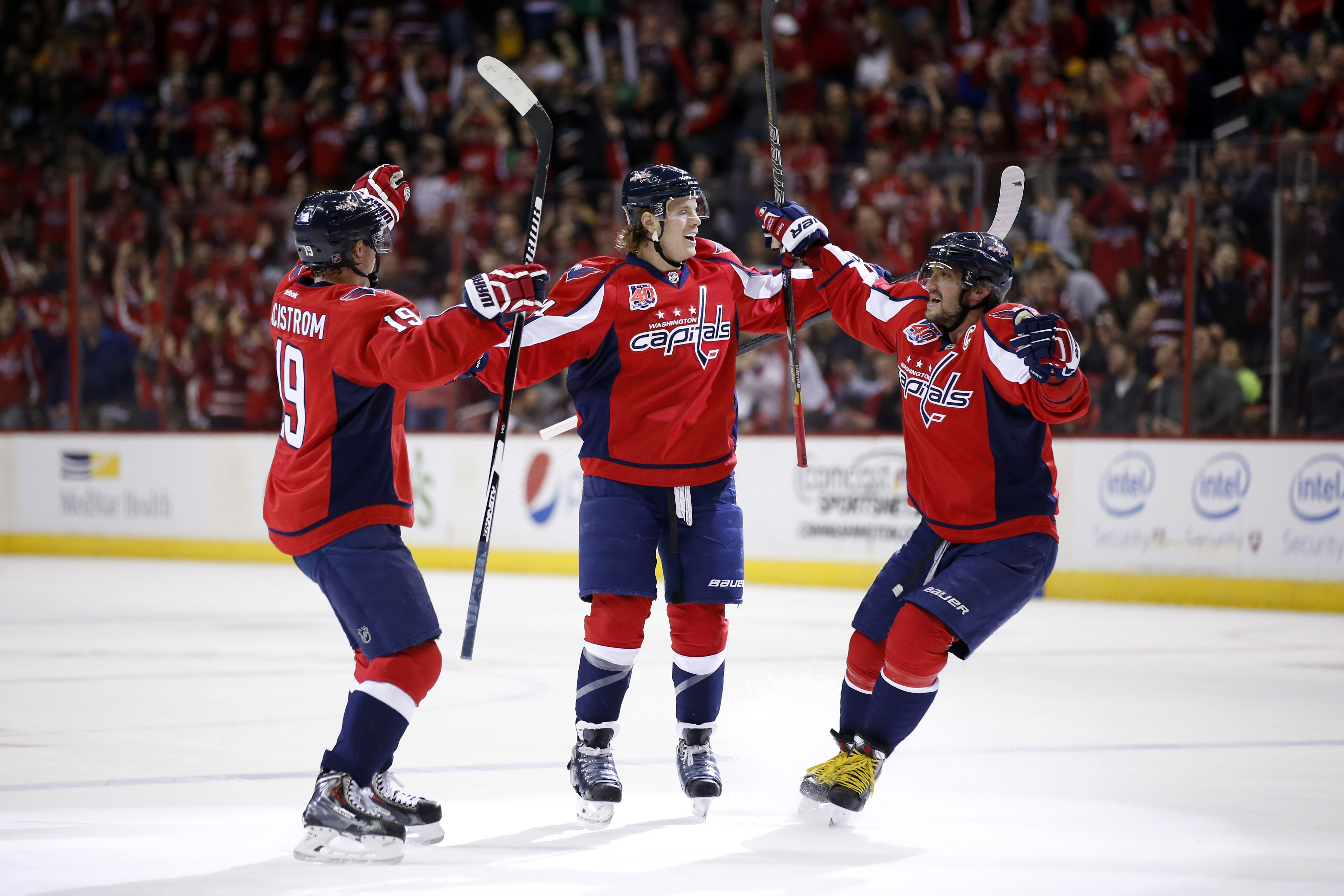 Holtby makes 32 saves, Capitals slow surging Bruins 2-0