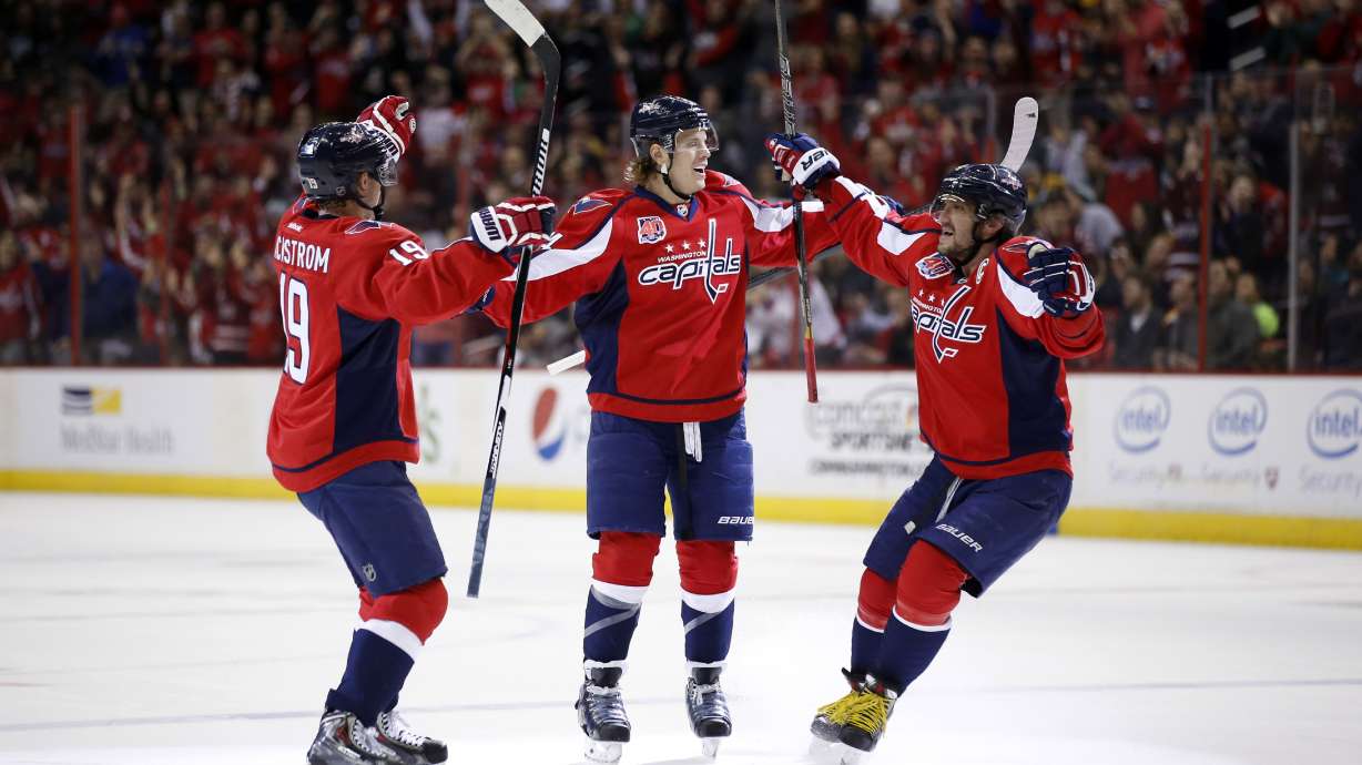 Holtby makes 32 saves, Capitals slow surging Bruins 2-0