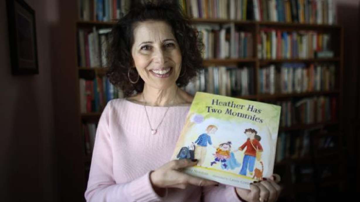 Exclusiva AP: Actualizan libro infantil titulado "Paula tiene dos mamás"