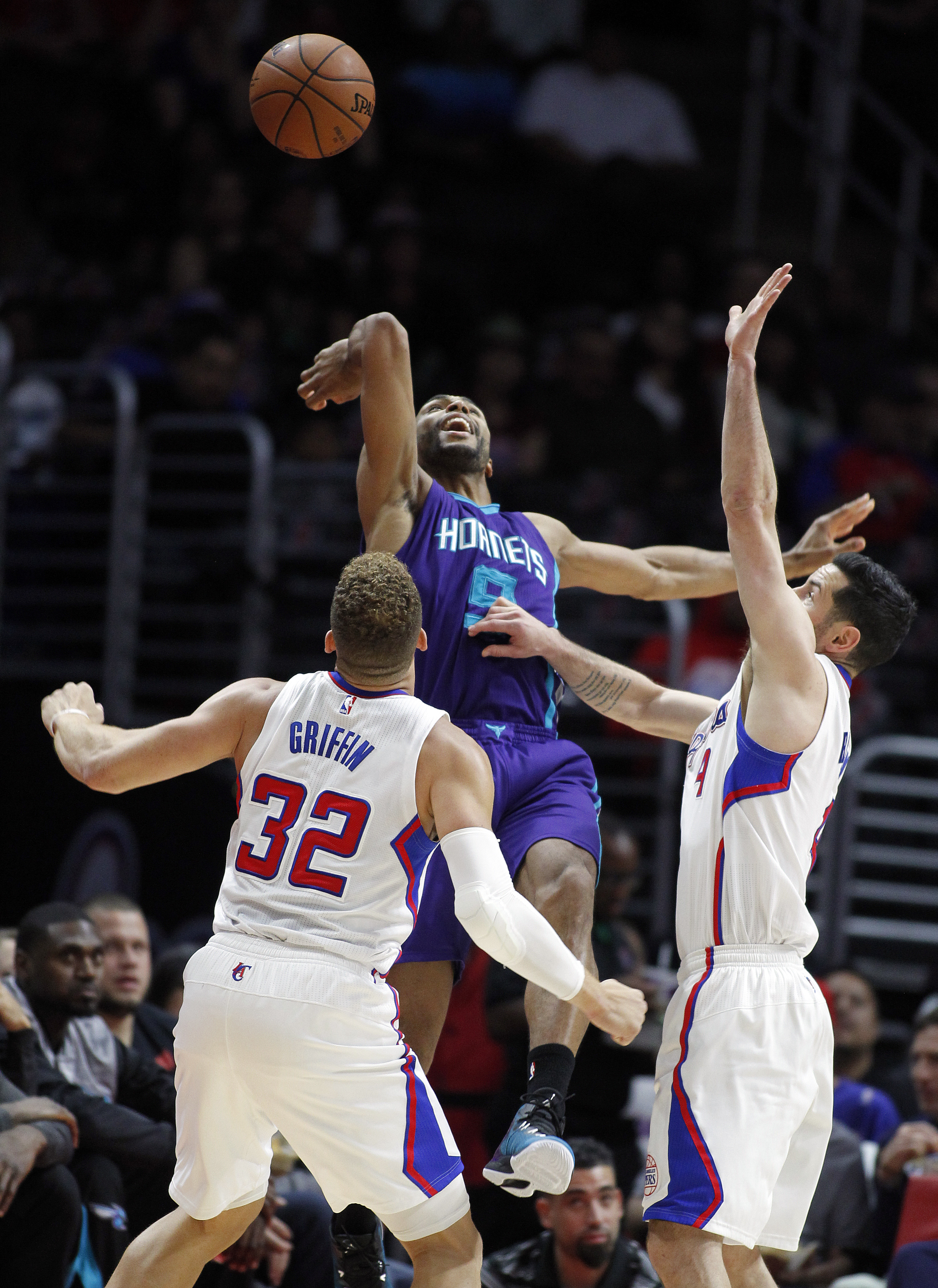 Redick, Clippers take 22-point lead, hold off Hornets