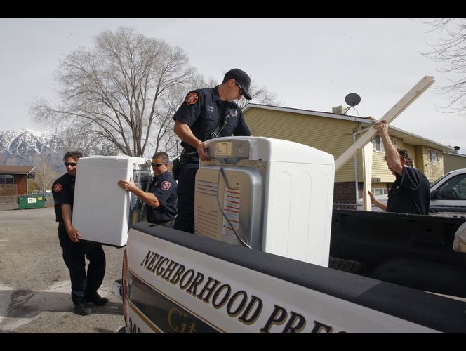 Madre soltera de Orem es sorprendida por una entrega de la policía que le cambio su vida 