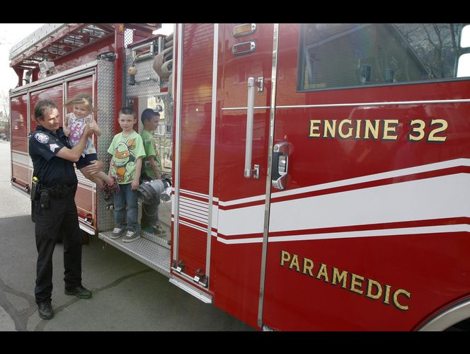 Madre soltera de Orem es sorprendida por una entrega de la policía que le cambio su vida 