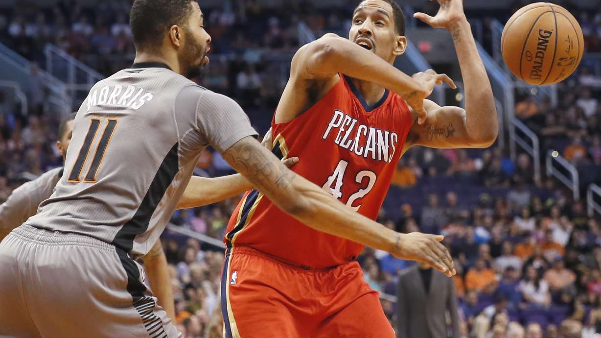Suns survive for ugly 74-72 win over Davis-less New Orleans