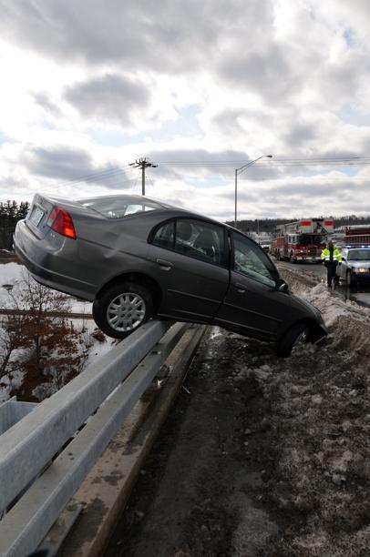 Adolescente escapa de auto que quedó colgando en puente