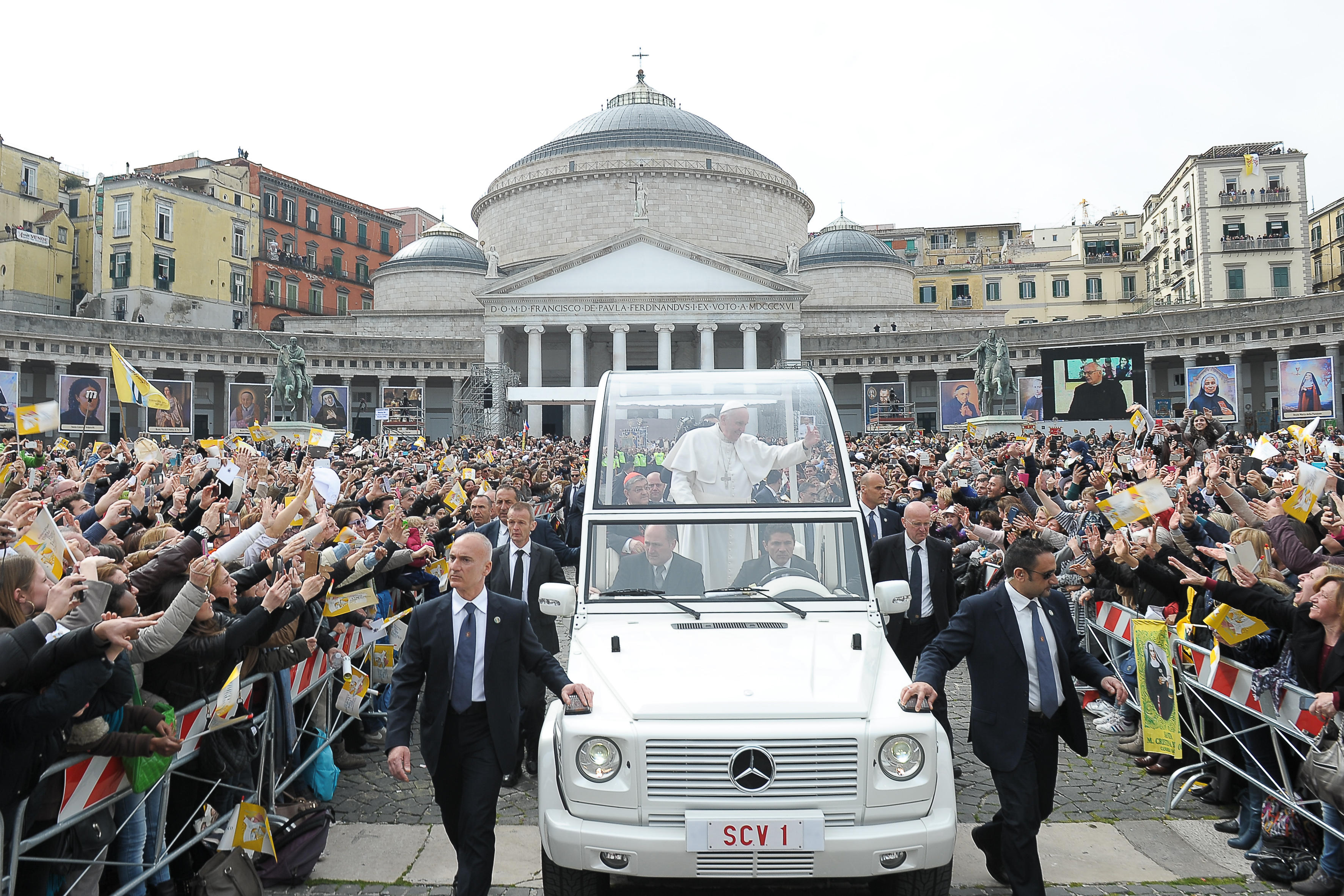 Pope finally gets his pizza _ albeit hand-delivered