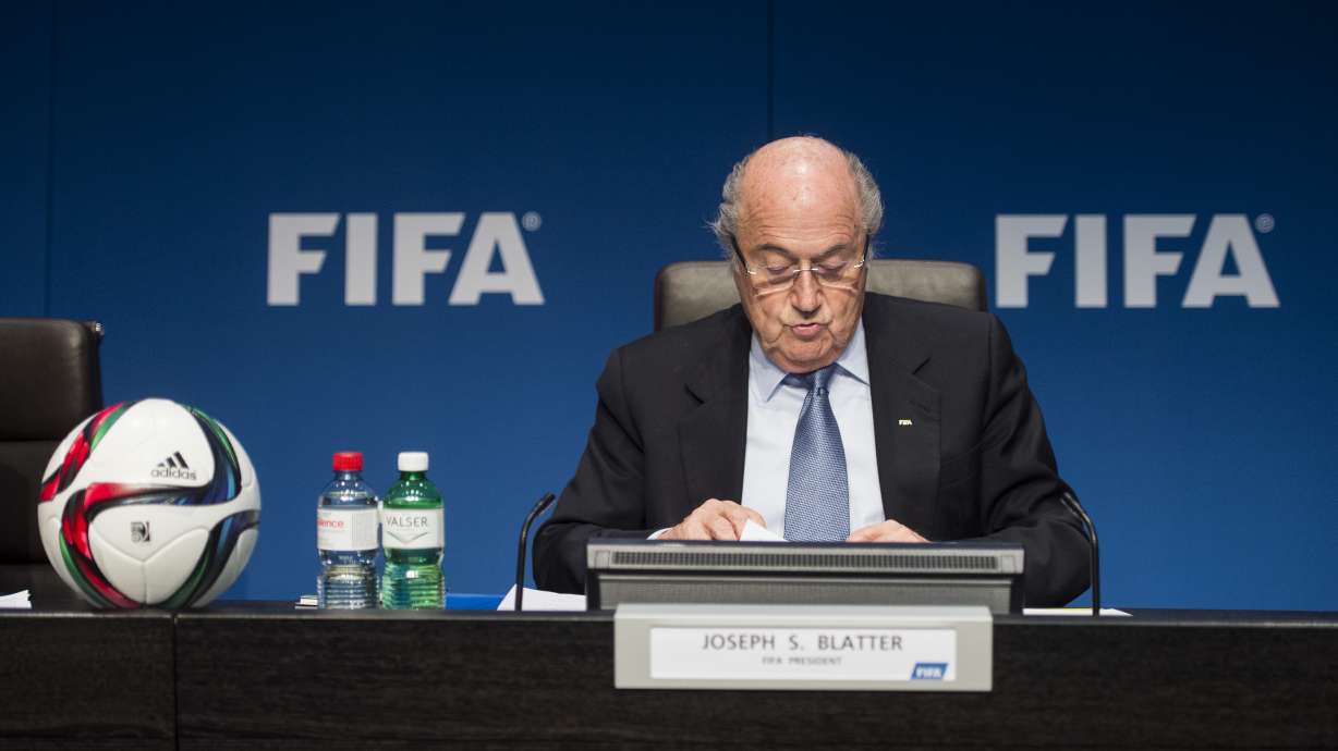 Blatter listens to campaign speeches from 3 rivals