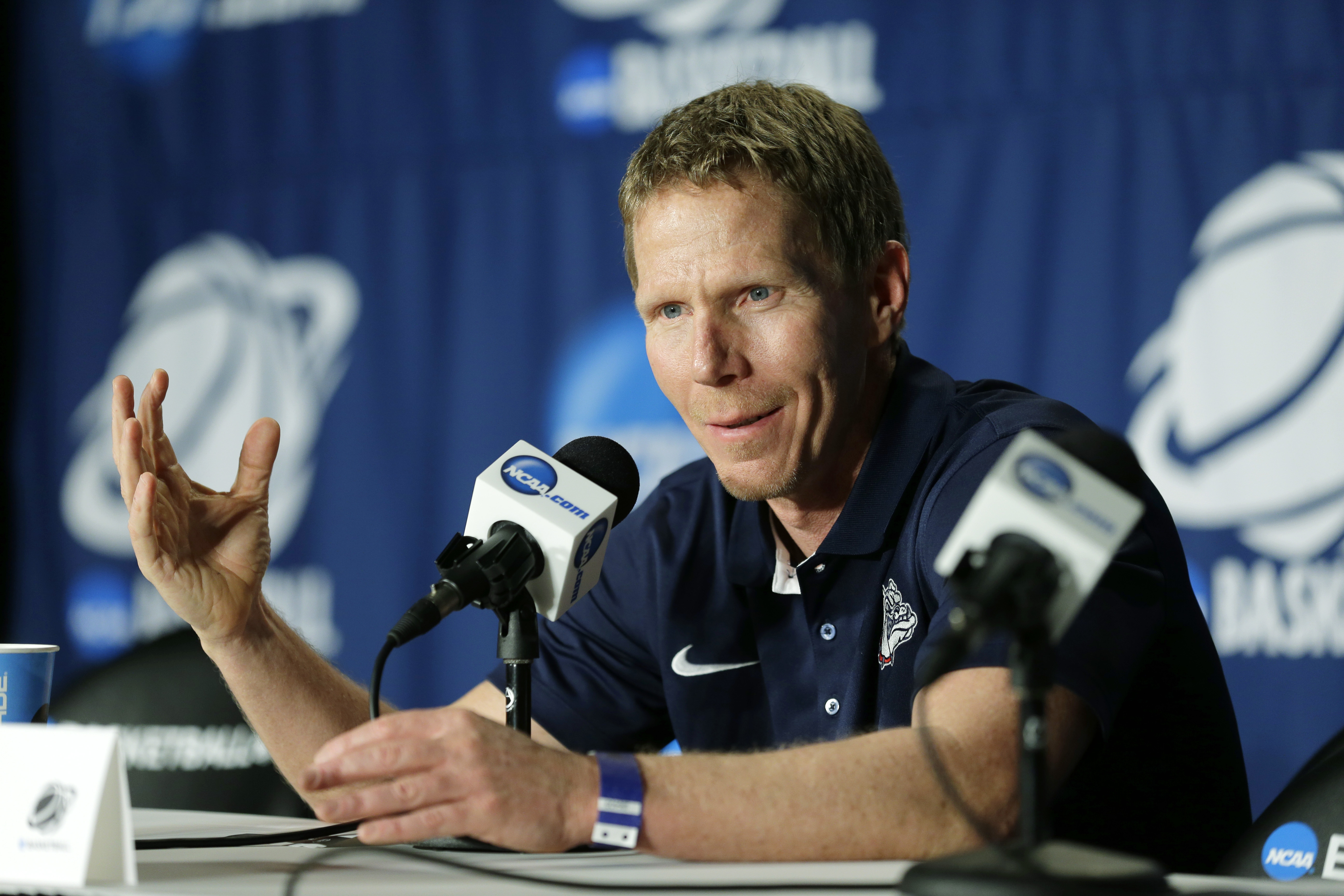 Gonzaga fans 'Do The Few' handstand like coach Mark Few