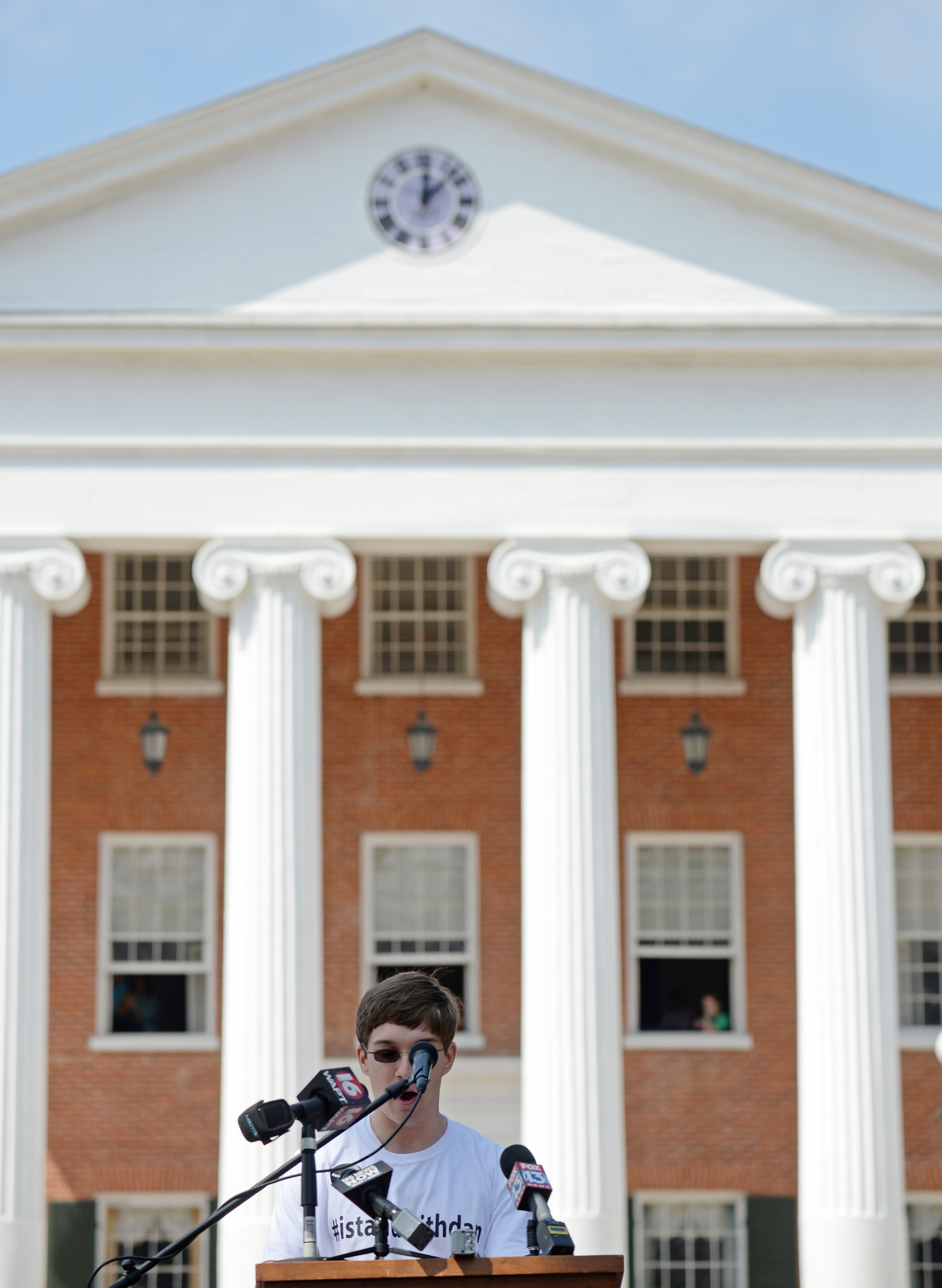 Thousands rally in support of ousted Ole Miss chancellor