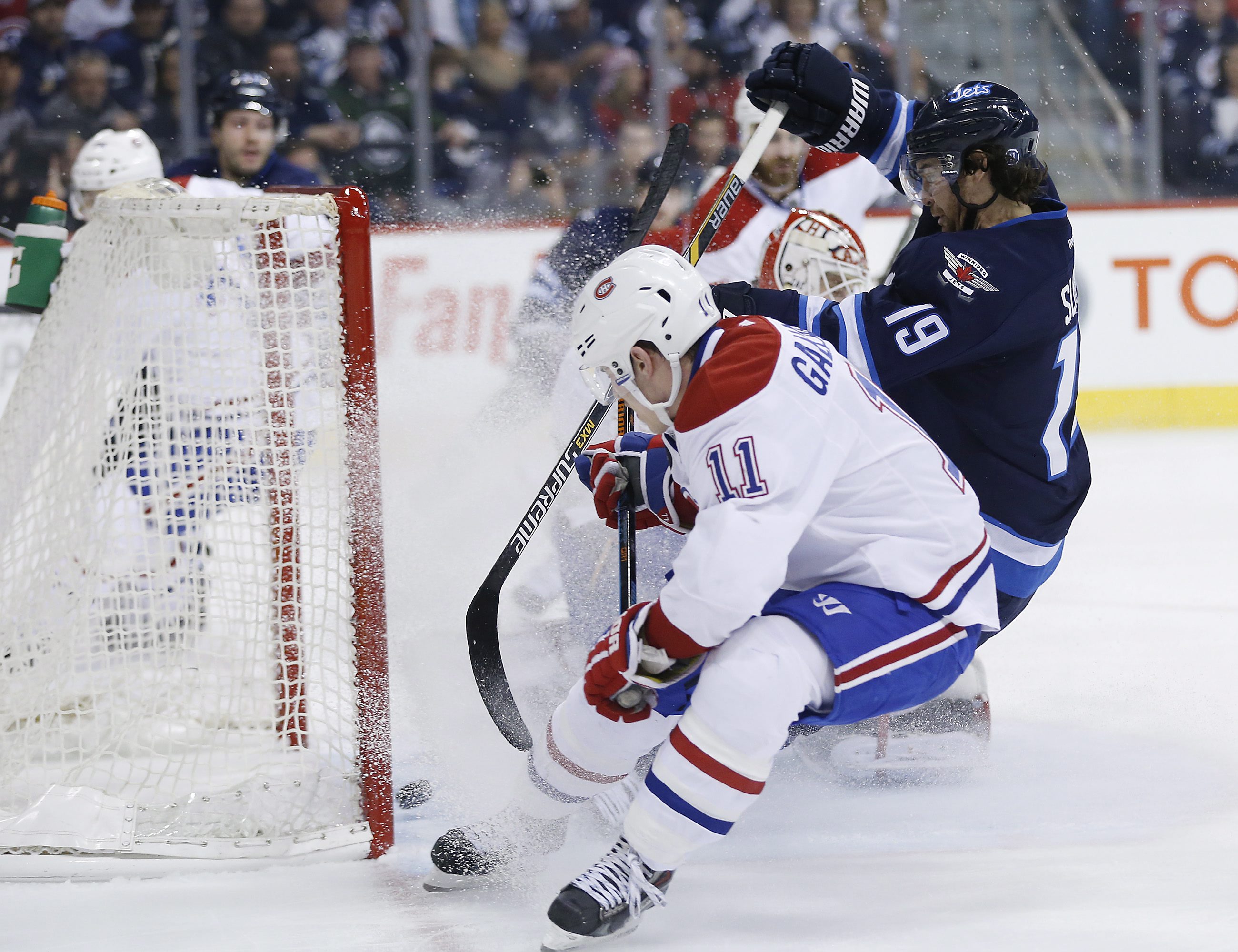Pavelec stops 39 shots to lead Jets past Canadiens, 5-2