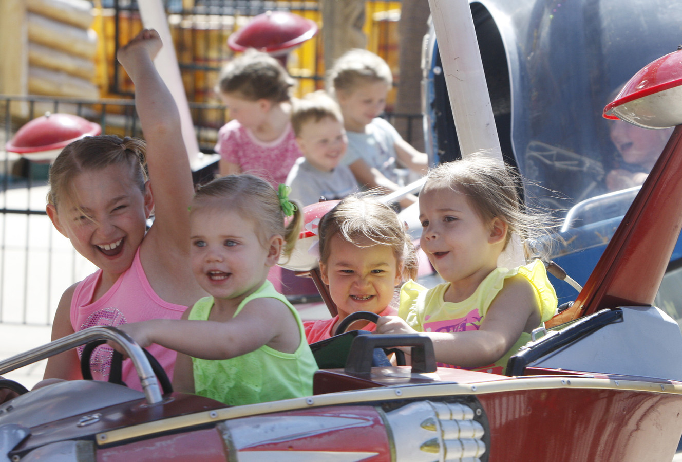 Warm weather attracts thousands to Lagoon opening day