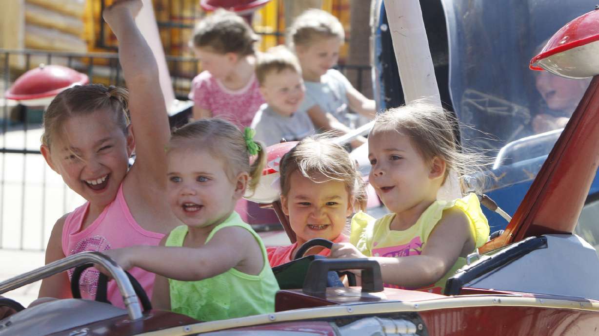 Warm weather attracts thousands to Lagoon opening day