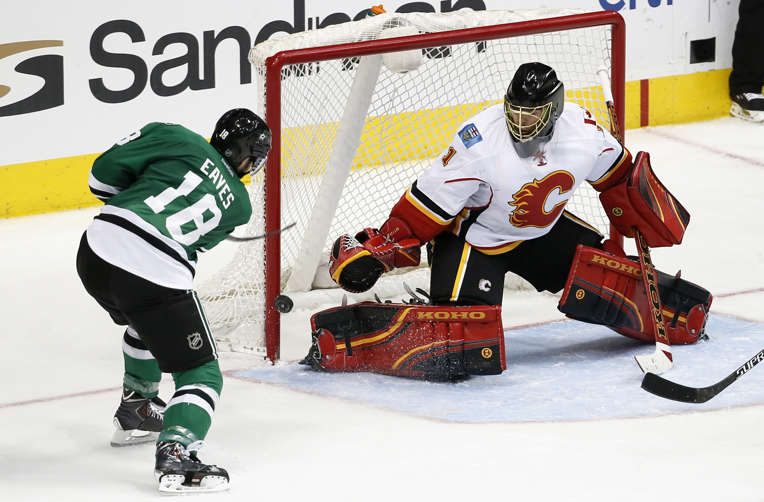 Flames use big 2nd period to beat host Stars 5-3