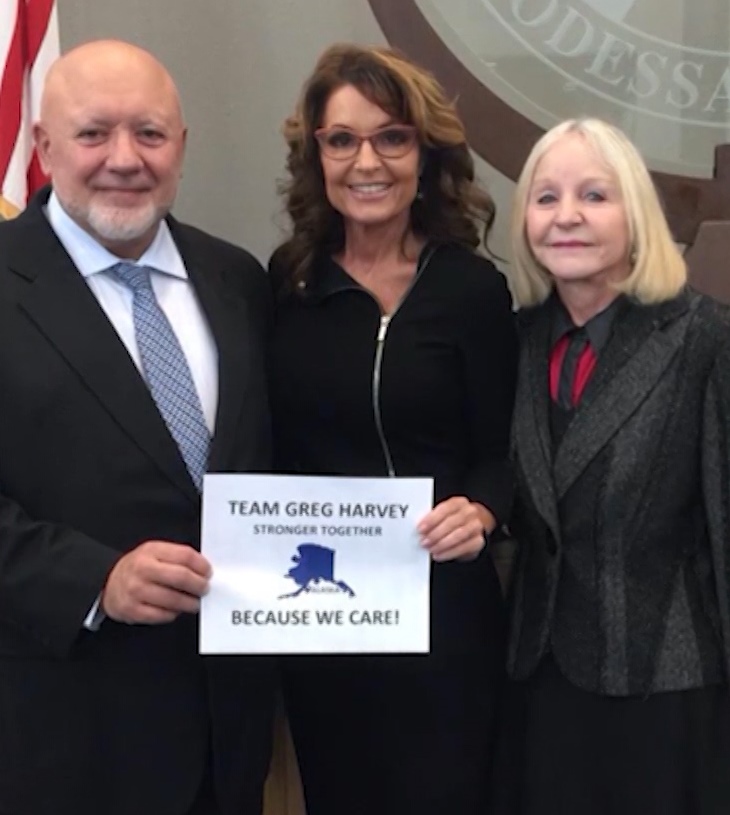 Former GOP vice presidential candidate Sara Palin poses with Greg Harvey's mother- and father-in-law to show support for Harvey's battle with cancer. (Photo: Harvey family)