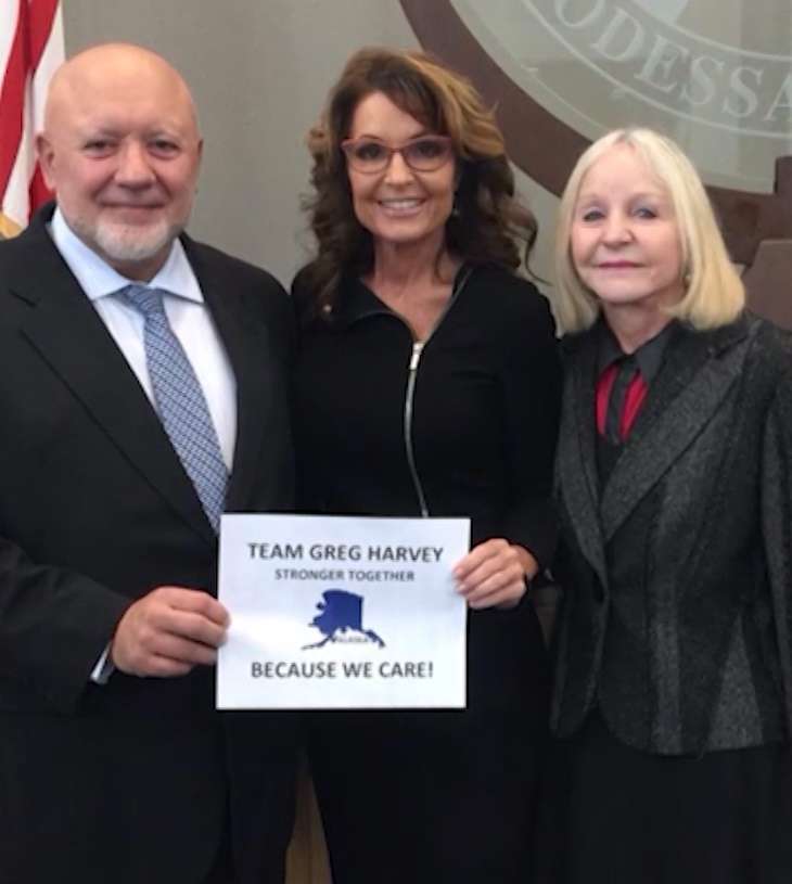 Former GOP vice presidential candidate Sara Palin poses with Greg Harvey's mother- and father-in-law to show support for Harvey's battle with cancer. (Photo: Harvey family)