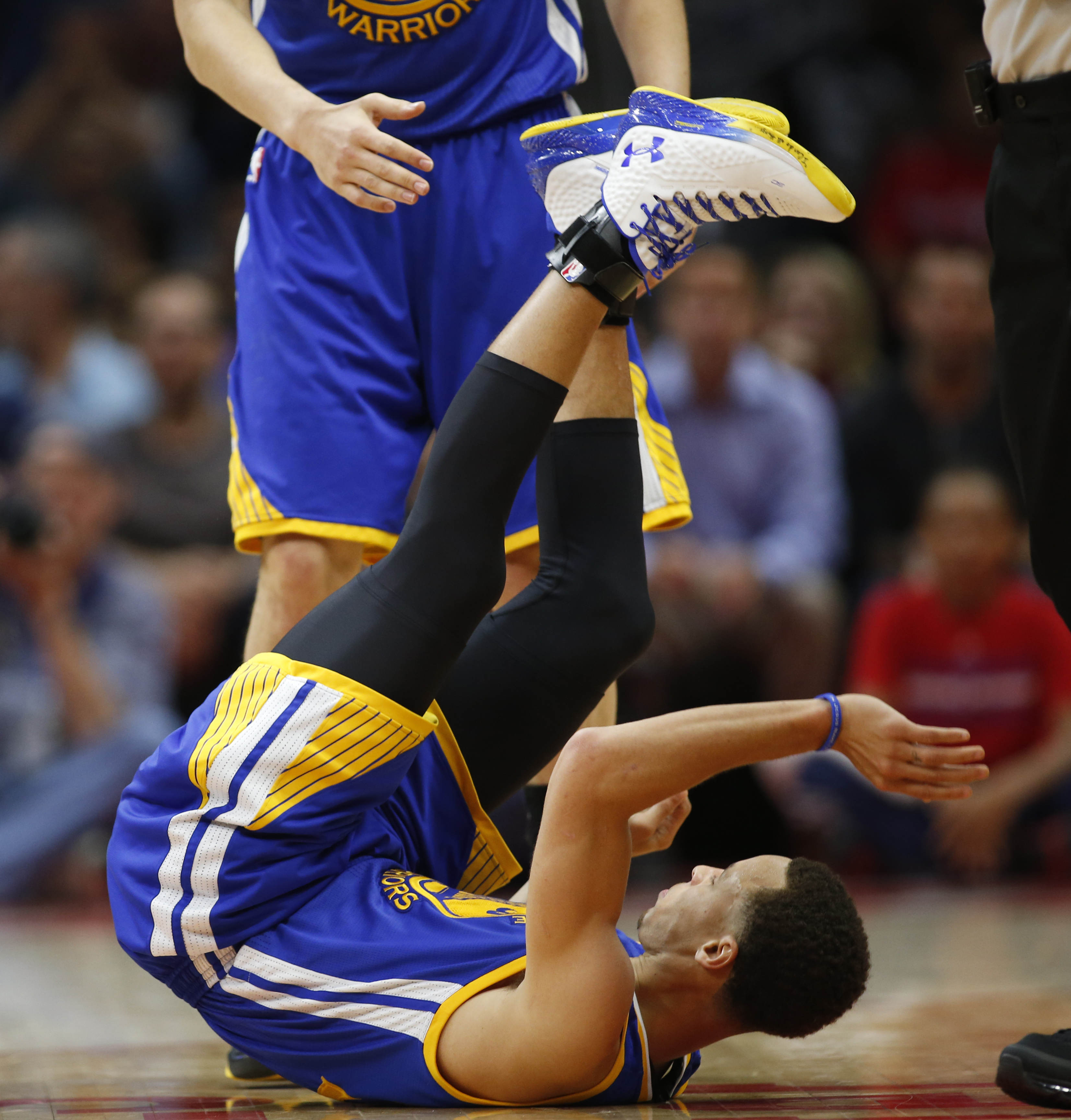 Curry and Thompson help Warriors beat Clippers 110-106