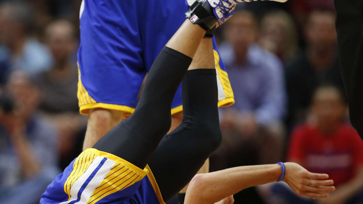 Curry and Thompson help Warriors beat Clippers 110-106