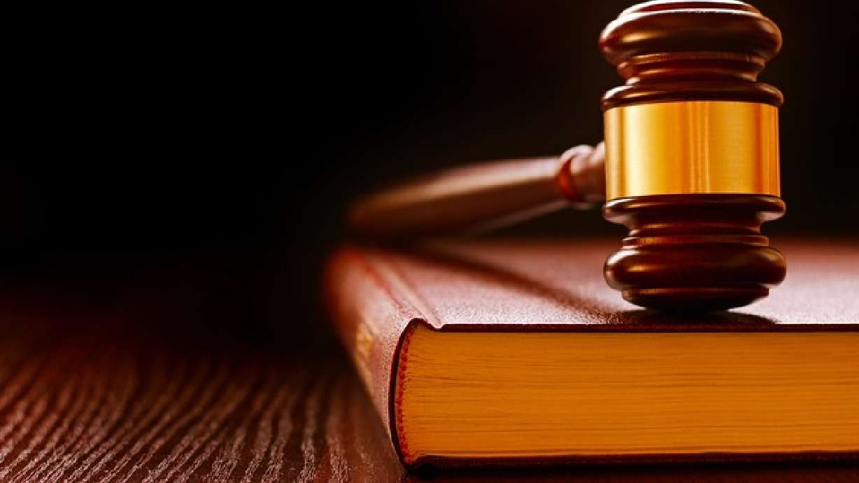 Hombre ofrece una coima de $40 en baño de una Corte de UT aclamando que era "poderoso"