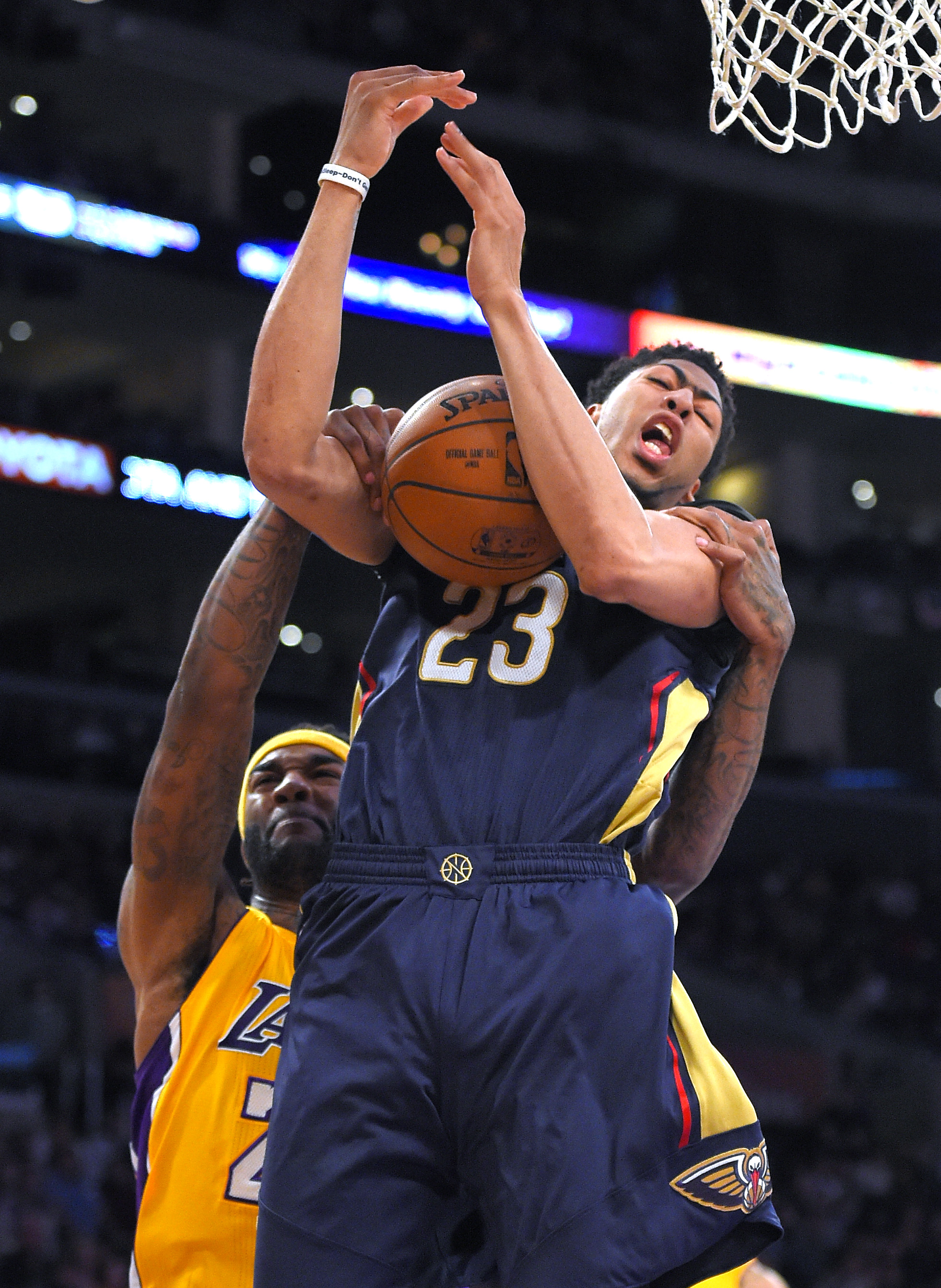 Anthony Davis scores 20 as Pelicans rout Lakers 113-92