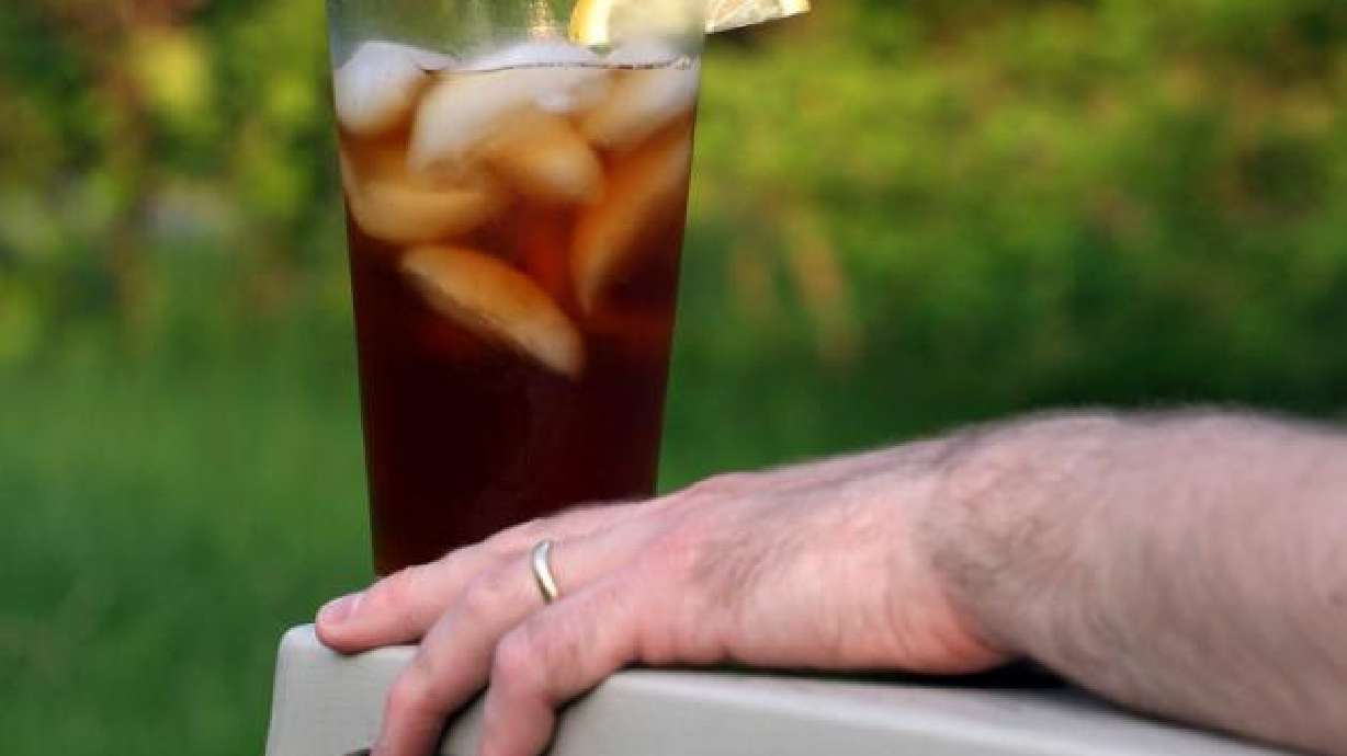 Demasiado té helado causó fallas en los riñones de un hombre