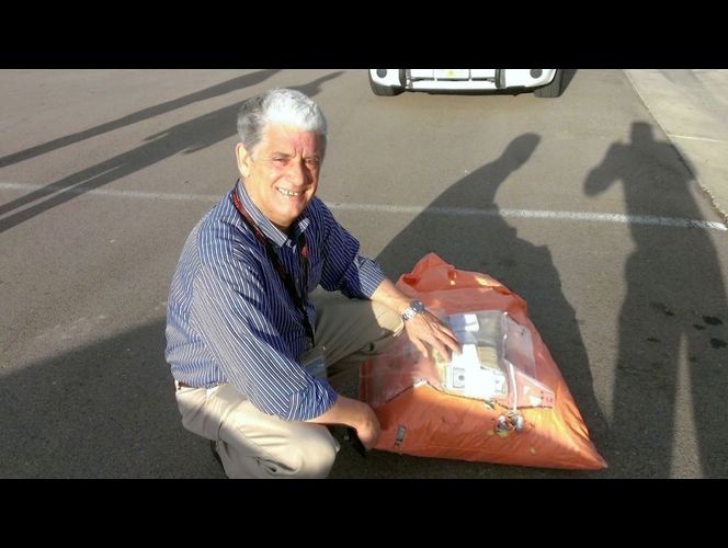 Bolsa con miles de dólares cae casi literalmente a los pies de hombre de UT y él la devuelve 