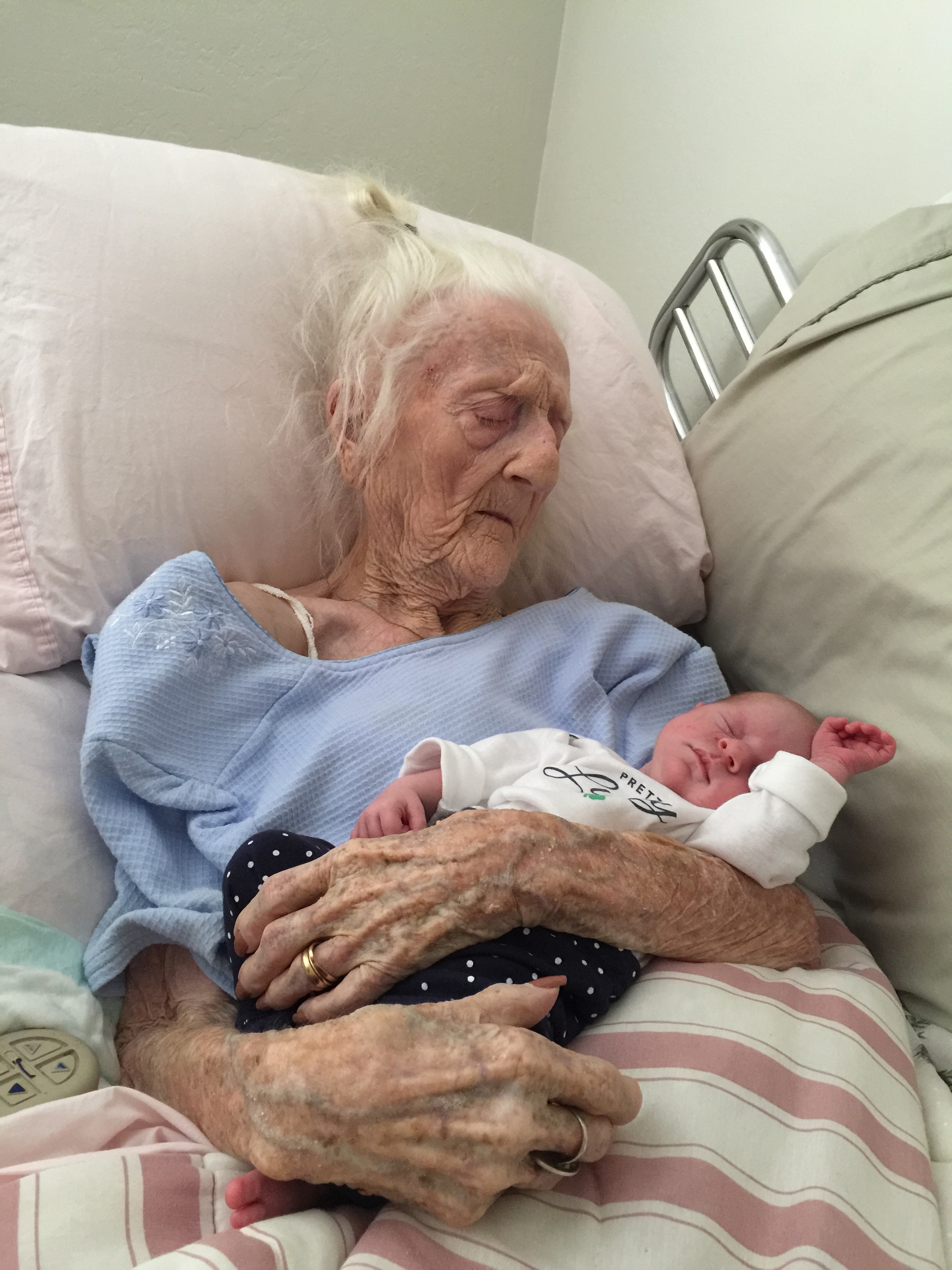 Great-grandma featured in Facebook photo with newborn dies