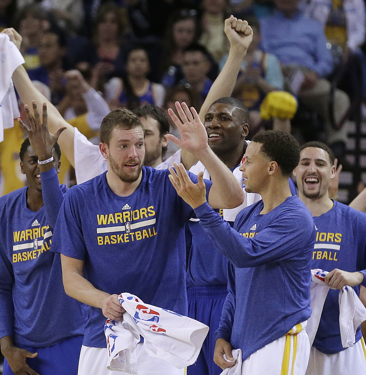 Barnes' shot lifts Warriors to 107-106 win over Suns