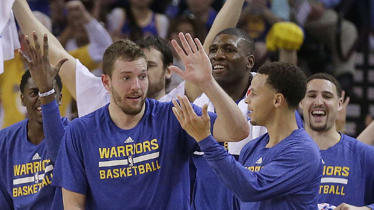 Barnes' shot lifts Warriors to 107-106 win over Suns