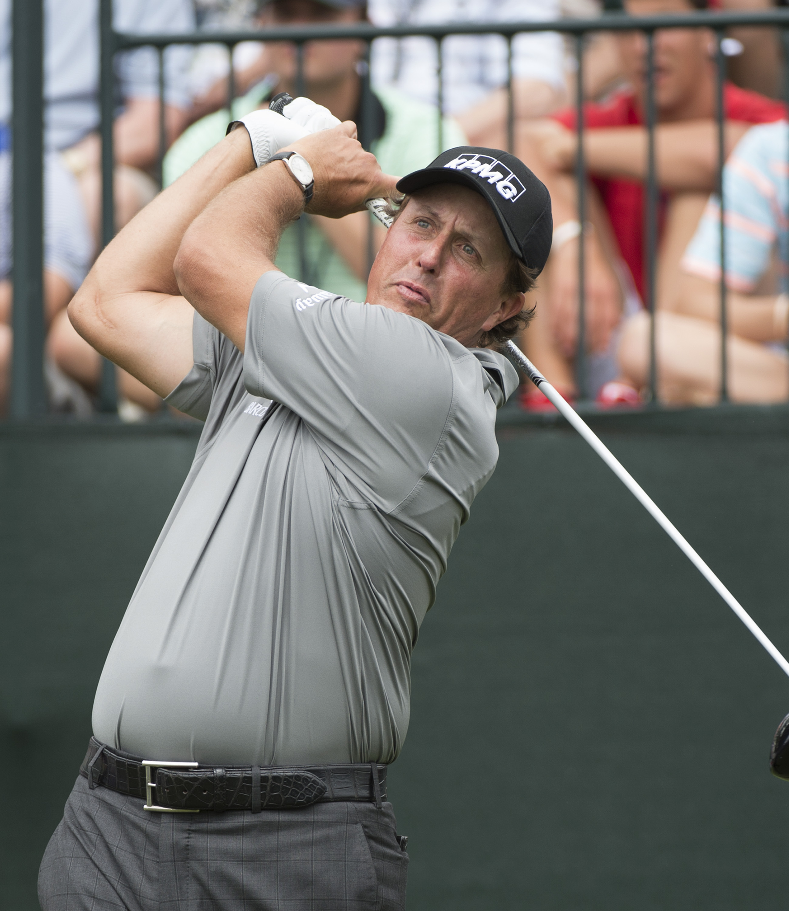 Putnam makes late charge to take lead at Houston Open