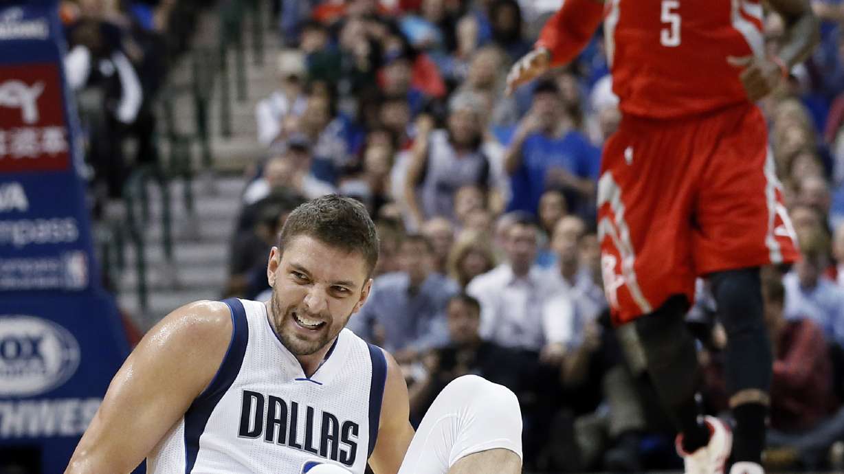 Mavs' Parsons out against Warriors with right knee swelling