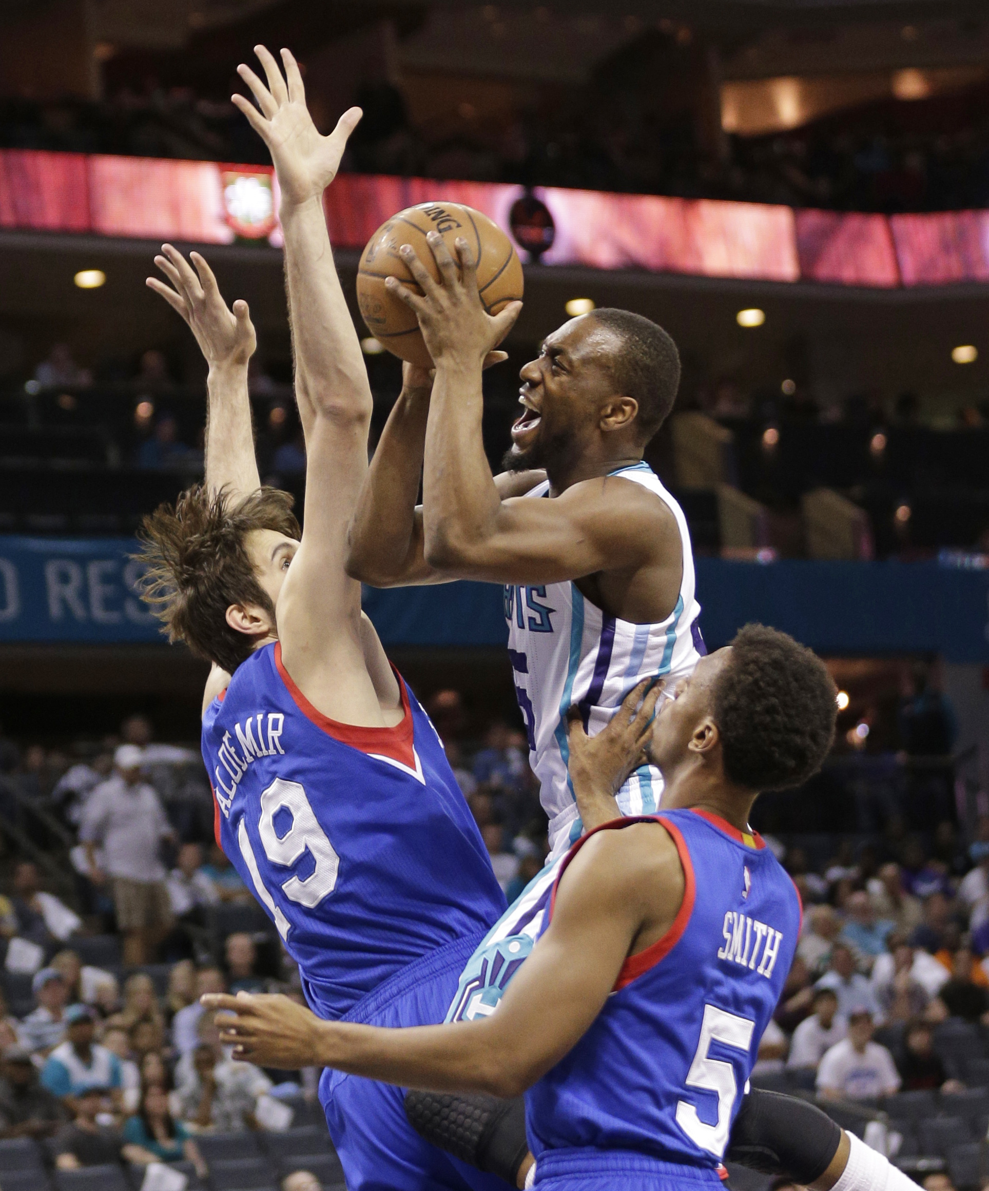 Henderson's layup lifts Hornets past 76ers 92-91