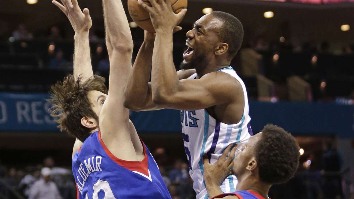 Henderson's layup lifts Hornets past 76ers 92-91
