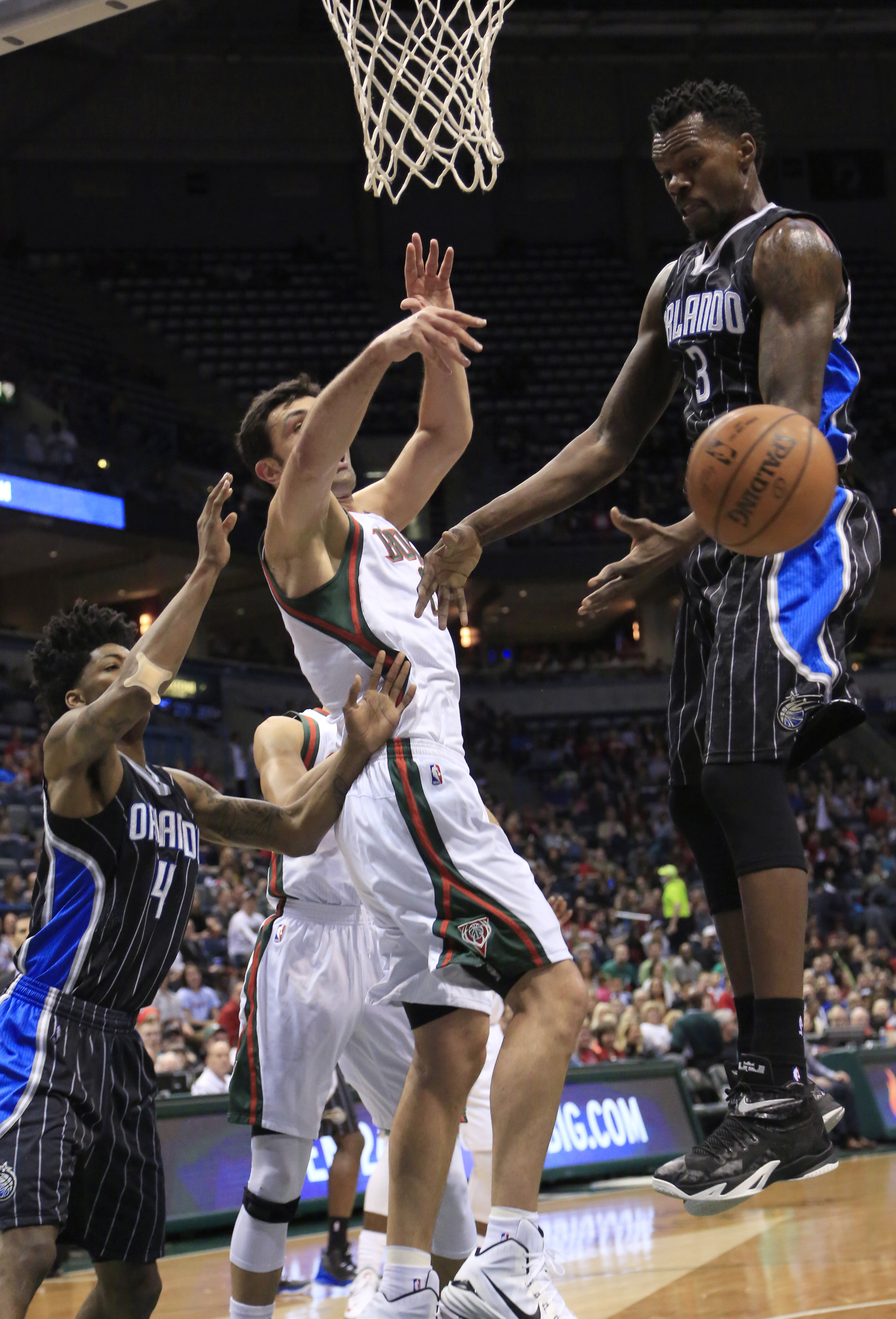 Harris, Vucevic lead Magic past Bucks, 97-90