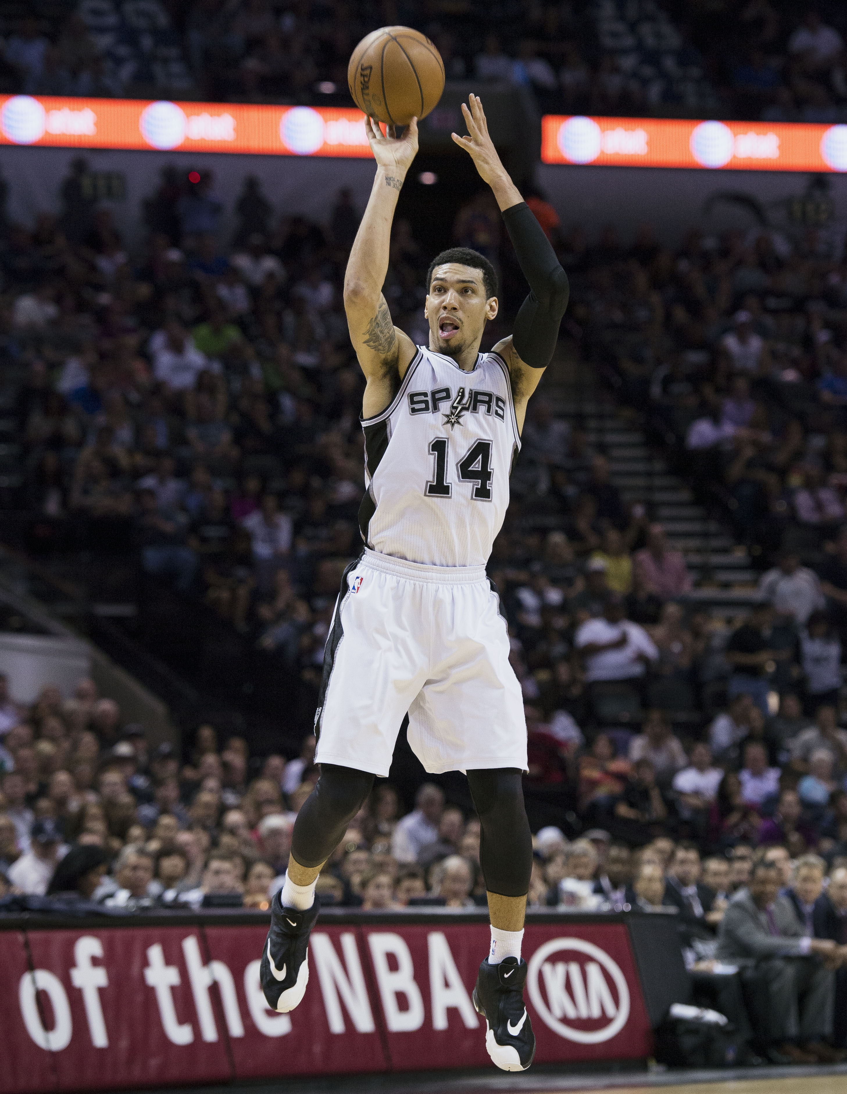 Leonard has 26, Spurs snap Warriors 12-game streak, 107-92