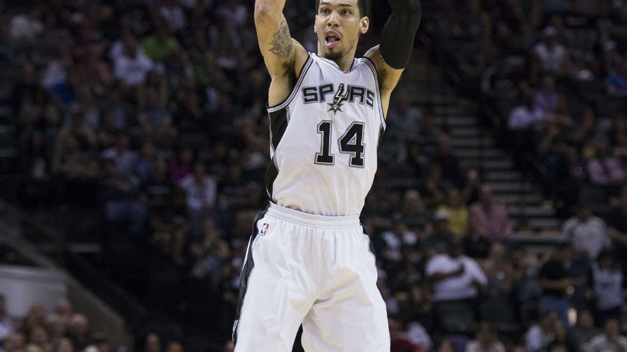 Leonard has 26, Spurs snap Warriors 12-game streak, 107-92