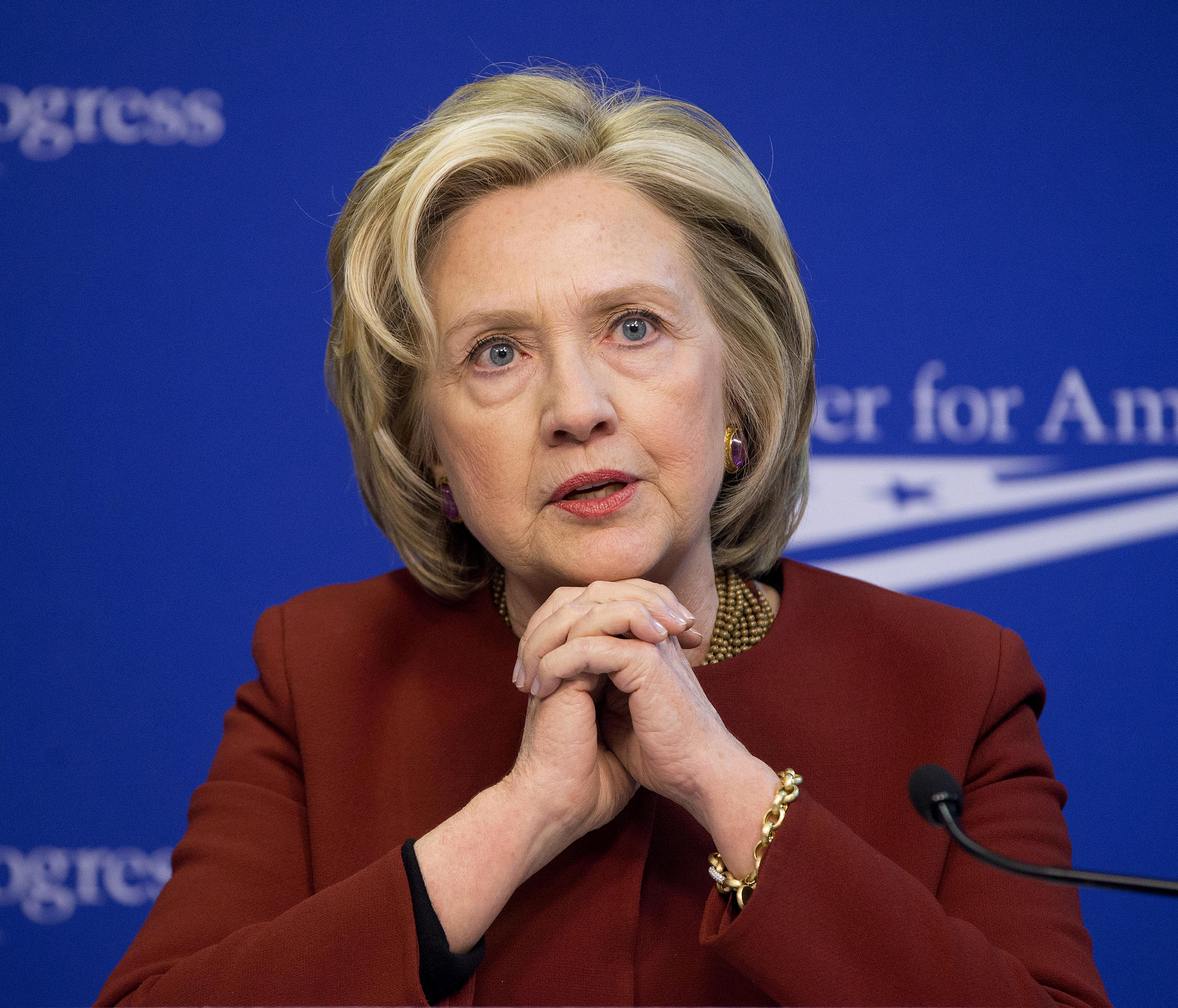 Clinton to focus on contact with voters at start of 2016 bid