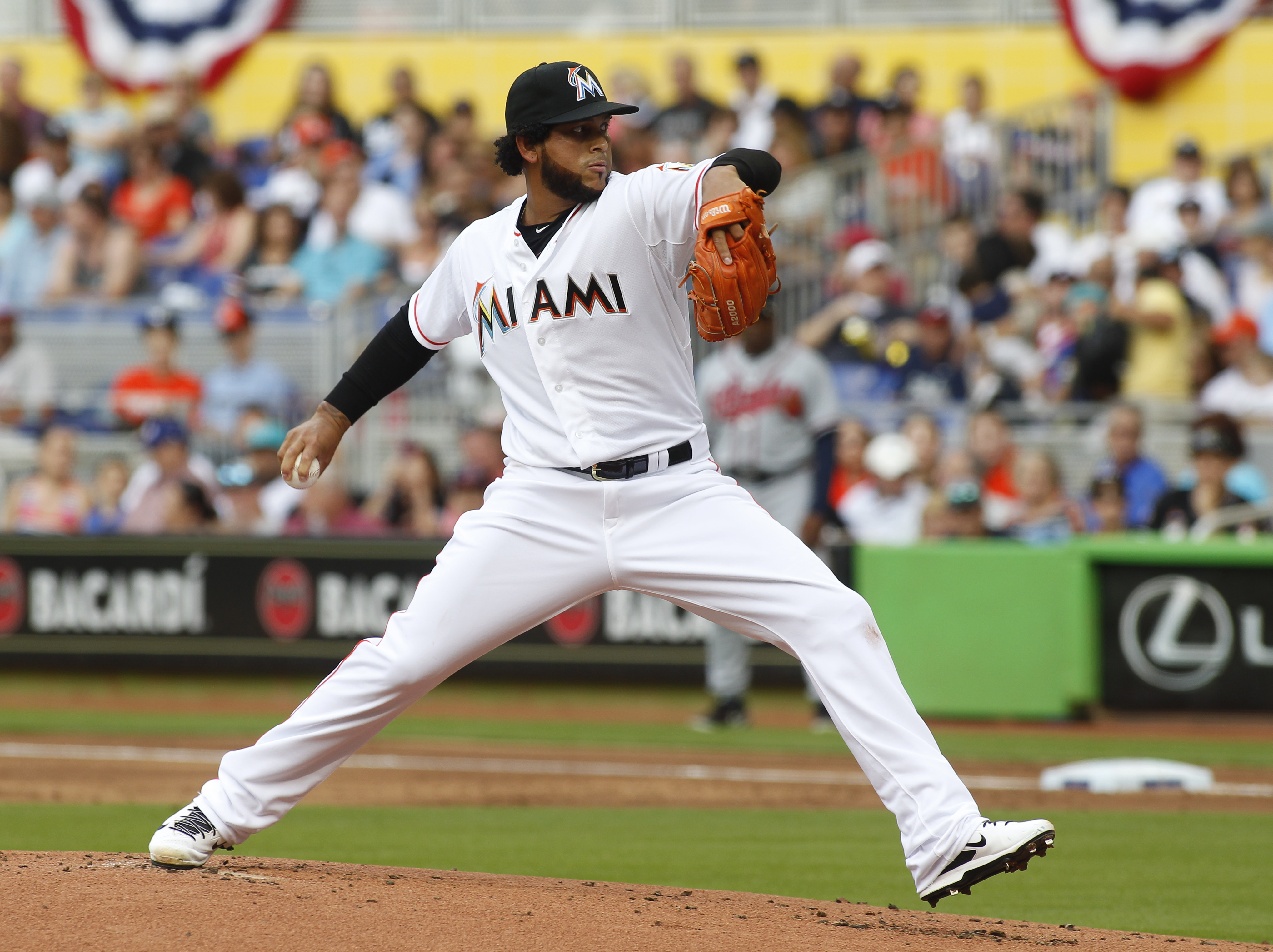 With roof open, Braves-Marlins game is halted by rain