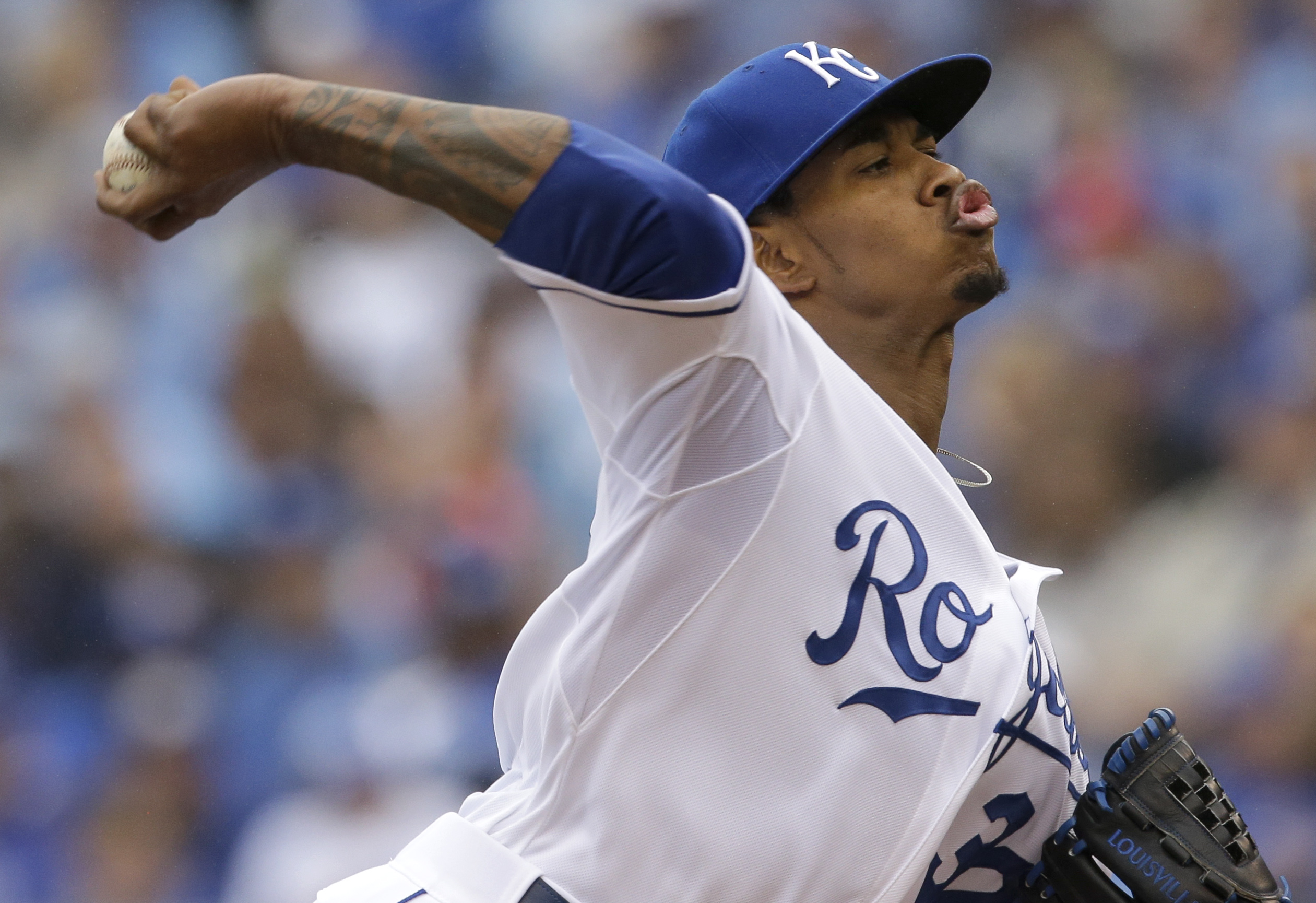 Royals RHP Yordano Ventura leaves opener with cramp in thumb