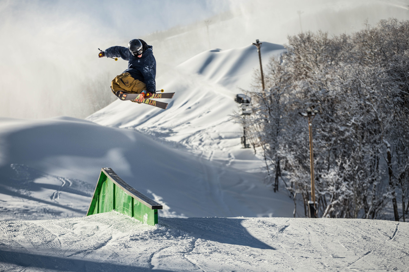 2 U. students create unique ski goggle company