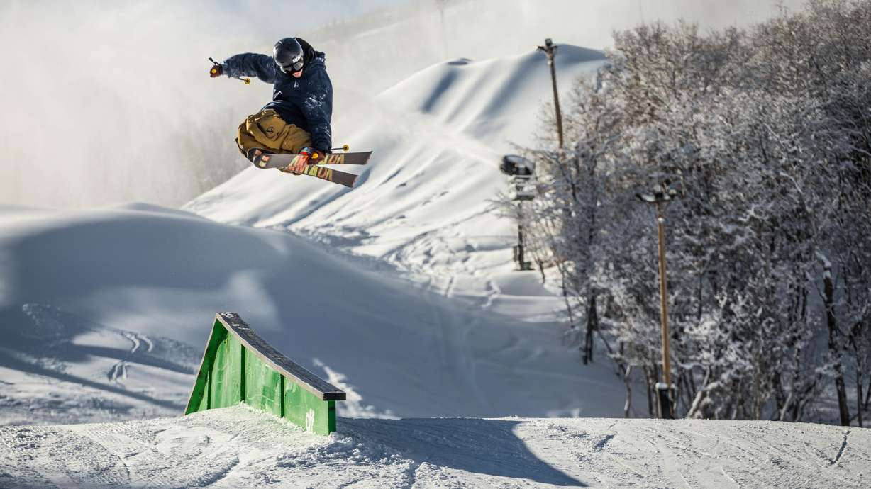 2 U. students create unique ski goggle company