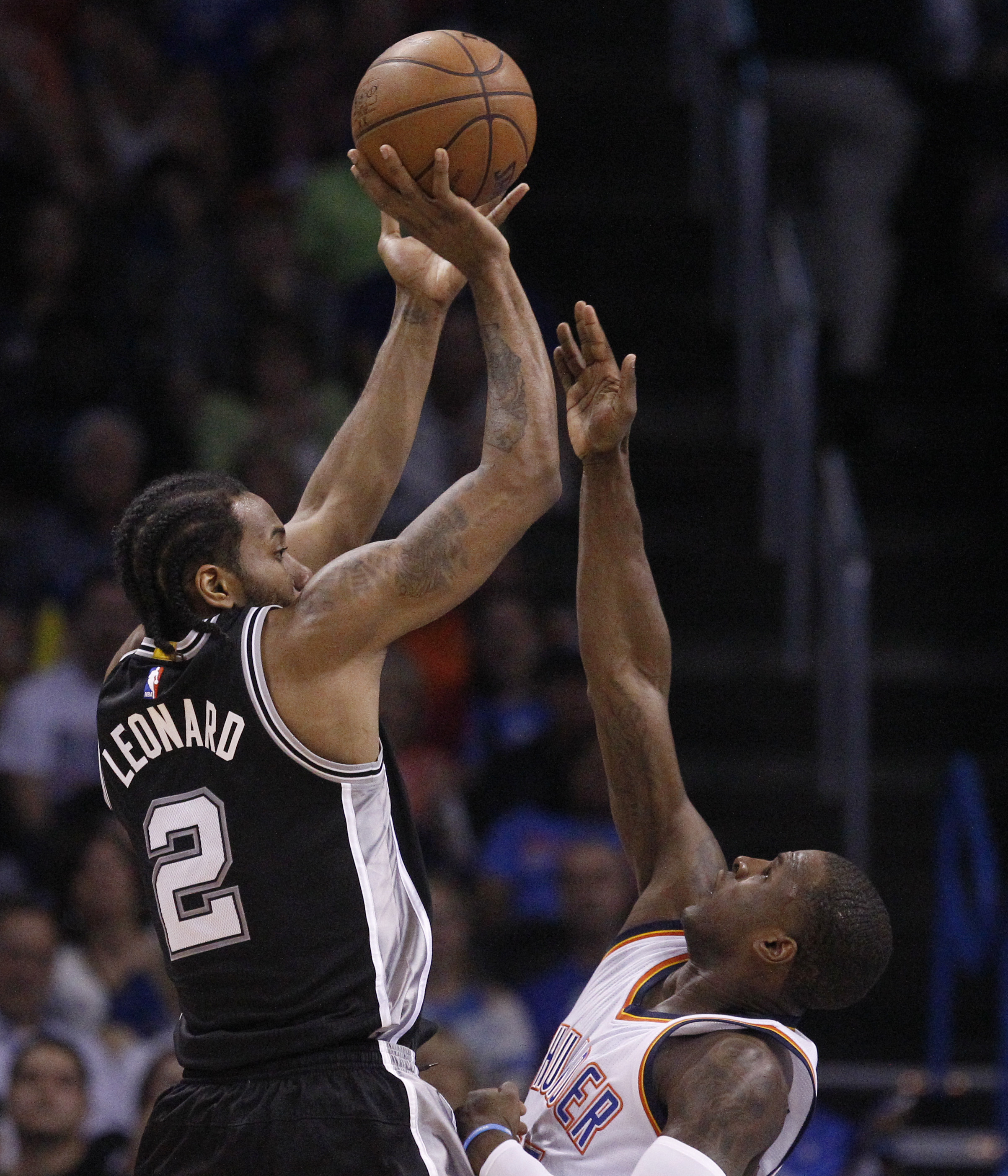 Leonard scores 26 as Spurs beat Thunder for 8th straight win