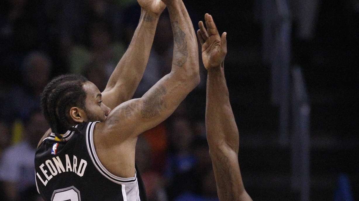Leonard scores 26 as Spurs beat Thunder for 8th straight win