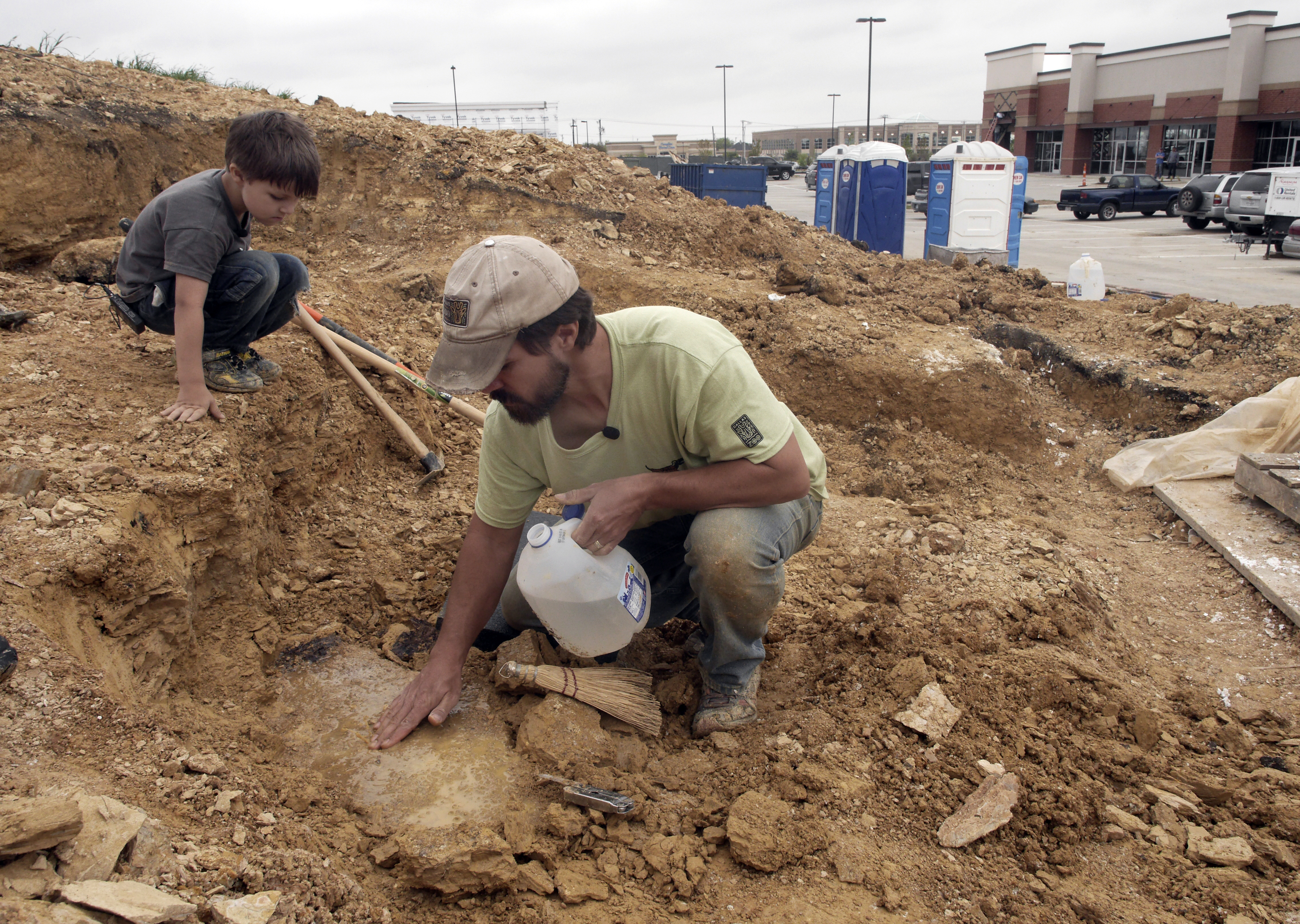 Texas scientists dig up dinosaur found by 5-year-old and dad