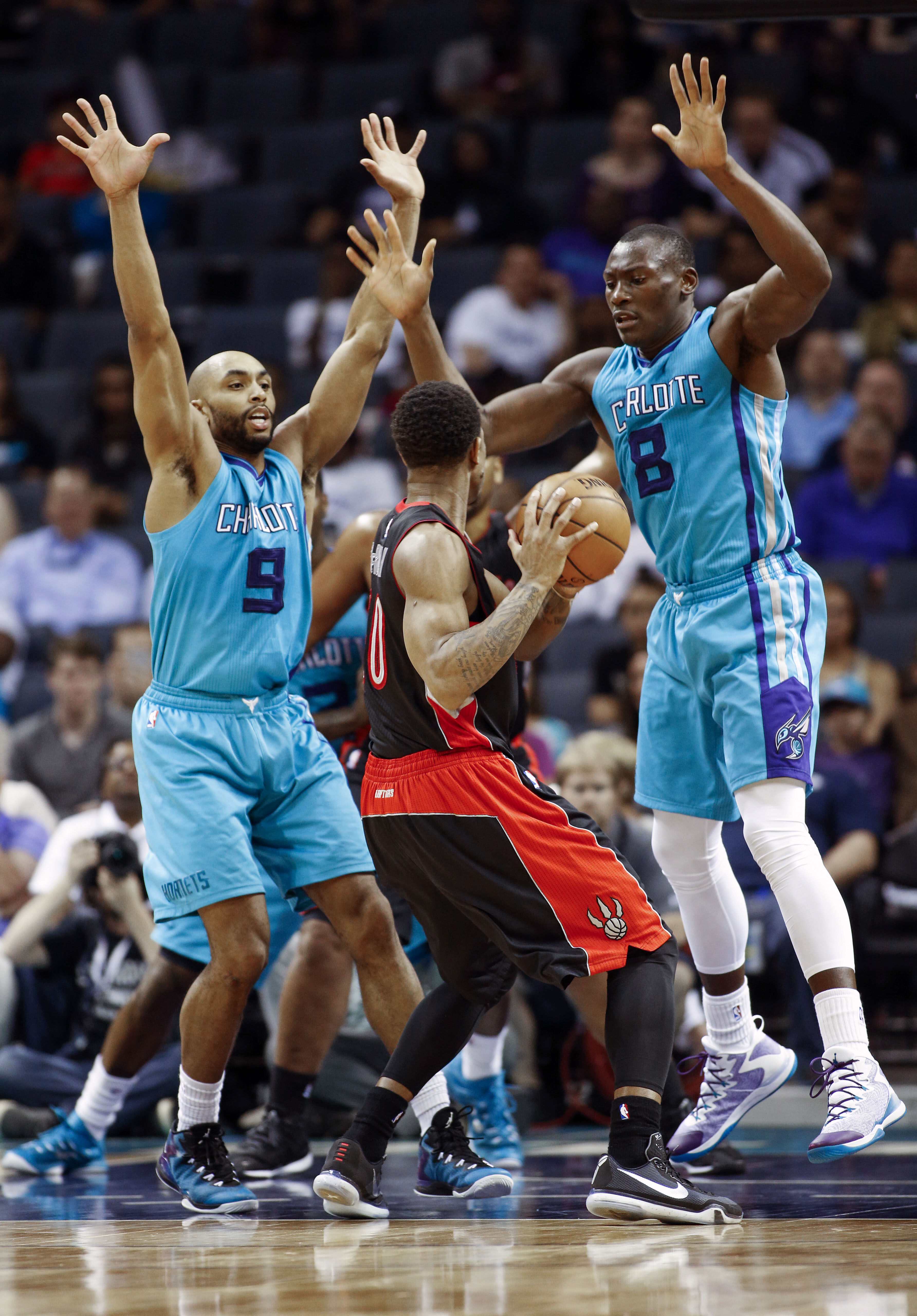 DeMar DeRozan helps Raptors beat Hornets 92-74