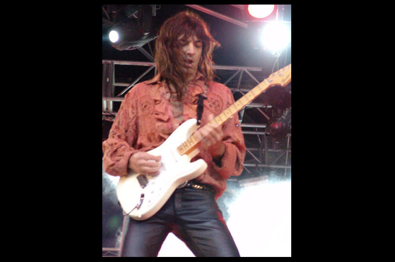 Walter Giardino de Rata Blanca invita personalmente al recital que tomará lugar en SLC el viernes 17 