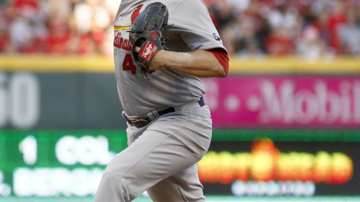 Joey Votto's 2 homers lead unbeaten Reds over Cardinals 5-4