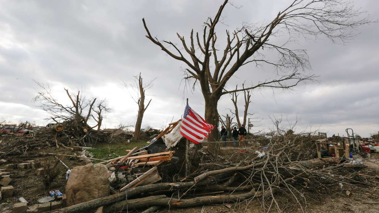 Residents allowed to return to tornado-hit Illinois town