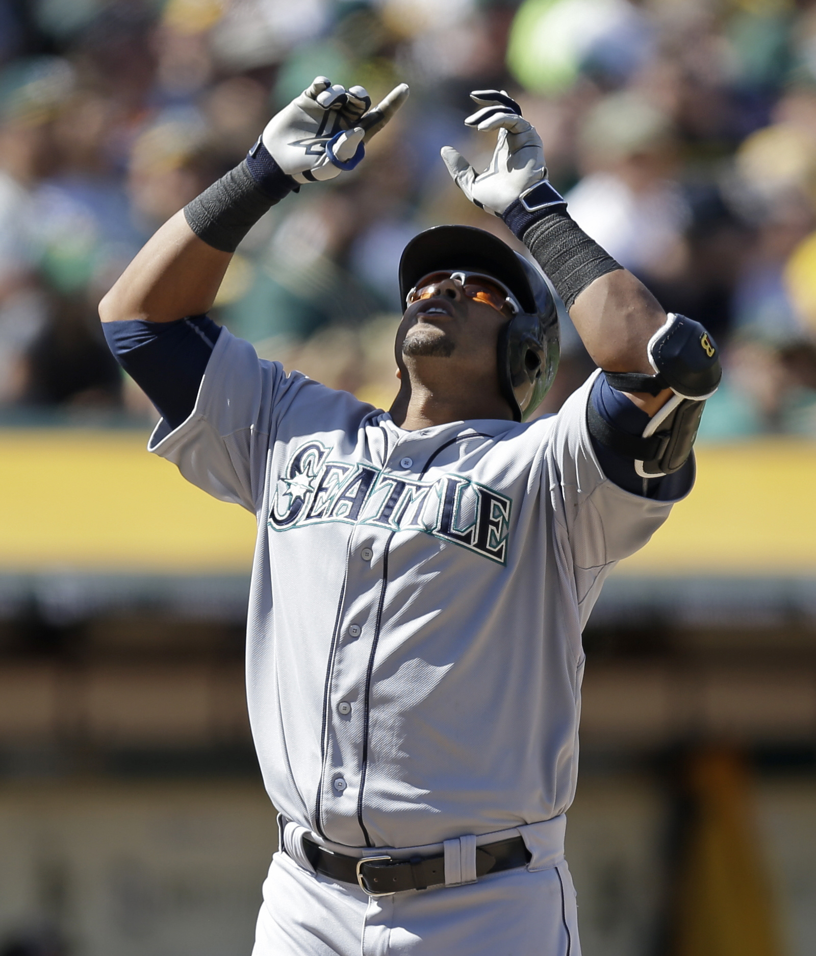 Cruz hits 1st Mariners' homer in 5-4, 11-inning win over A's